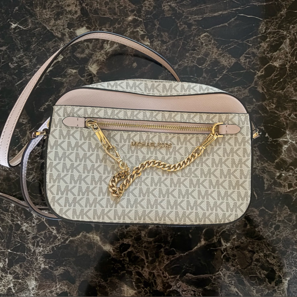 Michael Kors Saffiano Leather Chain Zip Crossbody Handbag
Lightly used like new!